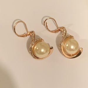 Earring with pearl and diamond around for women